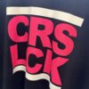 CRS LCK Crewneck – dunkel blau mit Pink-Weiß-Print Größe M