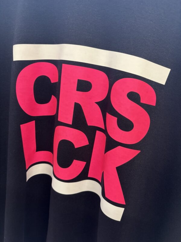 CRS LCK Crewneck – dunkel blau mit Pink-Weiß-Print Größe M