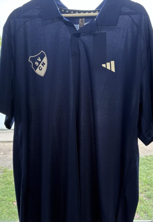 ChatGPT-Bild 13. Okt. 2026, 16_32_49 SVCN Polohemd Adidas – Navy mit Vereinswappen XXL