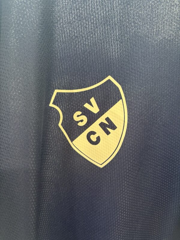 ChatGPT-Bild 13. Okt. 2026, 16_33_00 SVCN Polohemd Adidas – Navy mit Vereinswappen XXL