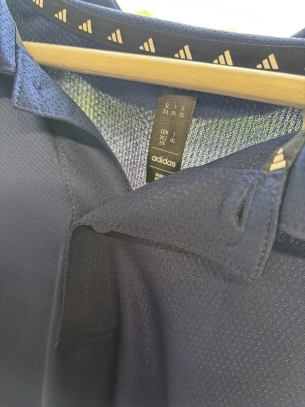 ChatGPT-Bild 13. Okt. 2026, 16_33_05 SVCN Polohemd Adidas – Navy mit Vereinswappen XXL