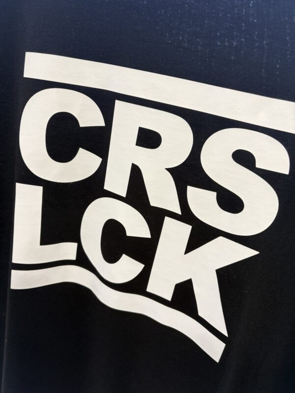 ChatGPT-Bild 14. Okt. 2026, 12_41_12 SVCN T-Shirt „CRS LCK“ – Schwarz, Größe S