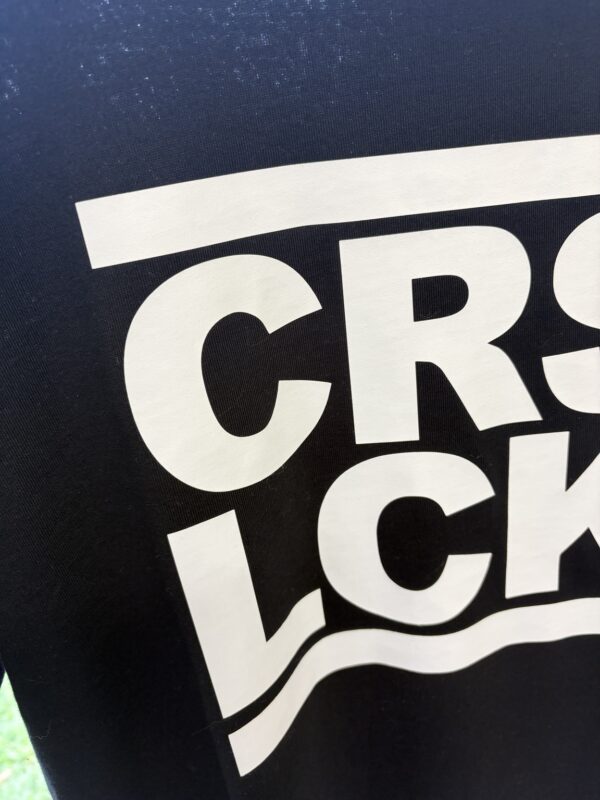 ChatGPT-Bild 14. Okt. 2026, 12_41_17 SVCN T-Shirt „CRS LCK“ – Schwarz, Größe S